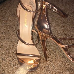 High heels gold